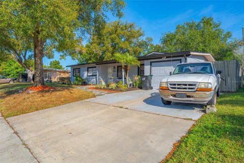 House in Orlando, Florida 4 bedrooms, 170.38 sq.m. № 2115324