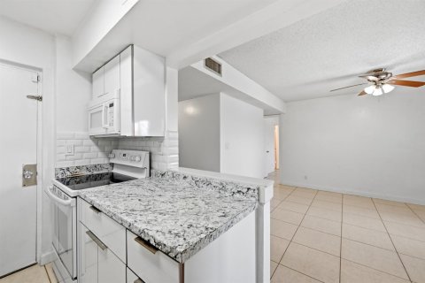Condo in Plantation, Florida, 3 bedrooms  № 2251722 - photo 16
