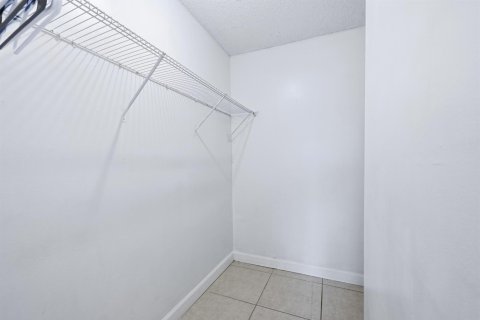 Condo in Plantation, Florida, 3 bedrooms  № 2251722 - photo 24