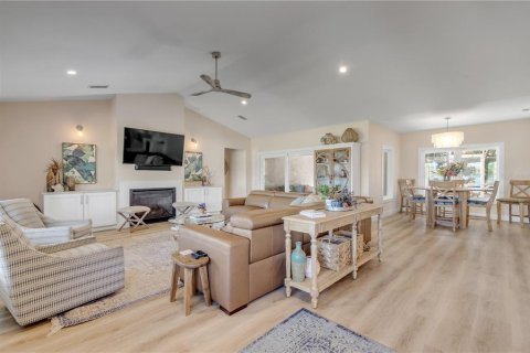 Villa ou maison à vendre à New Smyrna Beach, Floride: 4 chambres, 222.78 m2 № 2099570 - photo 9