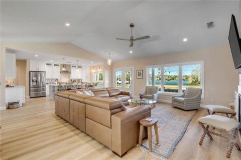 Villa ou maison à vendre à New Smyrna Beach, Floride: 4 chambres, 222.78 m2 № 2099570 - photo 11