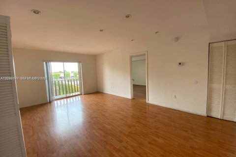Condominio en alquiler en Miami, Florida, 2 dormitorios, 72.65 m2 № 2248447 - foto 2