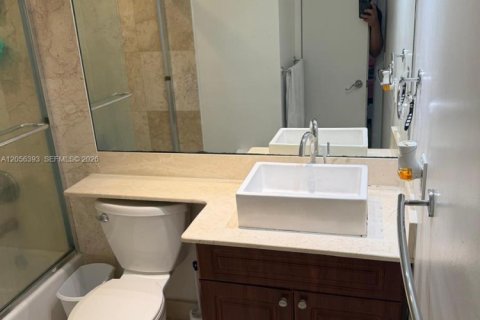 Condominio en alquiler en Miami, Florida, 2 dormitorios, 72.65 m2 № 2248447 - foto 15