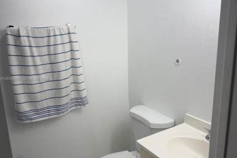 Condominio en alquiler en Miami, Florida, 2 dormitorios, 72.65 m2 № 2248447 - foto 16