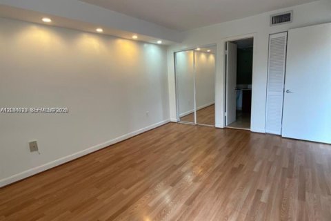 Condominio en alquiler en Miami, Florida, 2 dormitorios, 72.65 m2 № 2248447 - foto 7