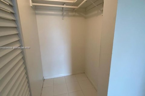 Condominio en alquiler en Miami, Florida, 2 dormitorios, 72.65 m2 № 2248447 - foto 10