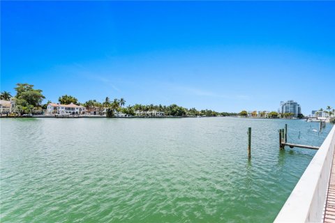 House in Miami Beach, Florida 2 bedrooms, 95.69 sq.m. № 2012866 - photo 14