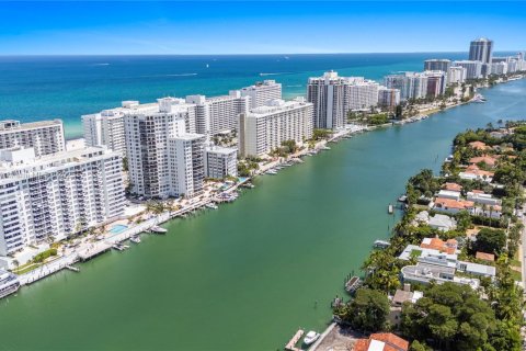 House in Miami Beach, Florida 2 bedrooms, 95.69 sq.m. № 2012866 - photo 4