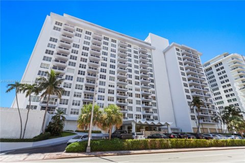 House in Miami Beach, Florida 2 bedrooms, 95.69 sq.m. № 2012866 - photo 6