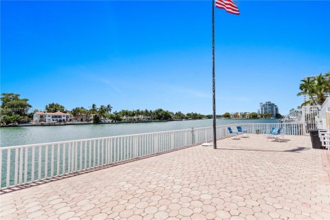 House in Miami Beach, Florida 2 bedrooms, 95.69 sq.m. № 2012866 - photo 12