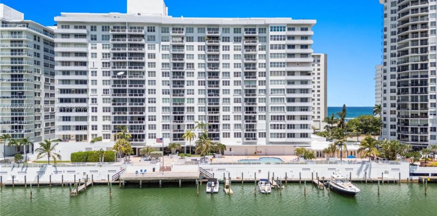 House in Miami Beach, Florida 2 bedrooms, 95.69 sq.m. № 2012866