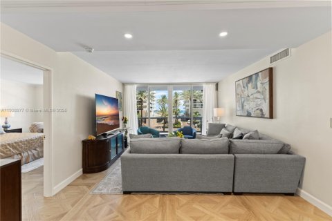 House in Miami Beach, Florida 2 bedrooms, 95.69 sq.m. № 2012866 - photo 22