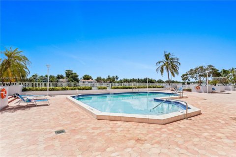 House in Miami Beach, Florida 2 bedrooms, 95.69 sq.m. № 2012866 - photo 18