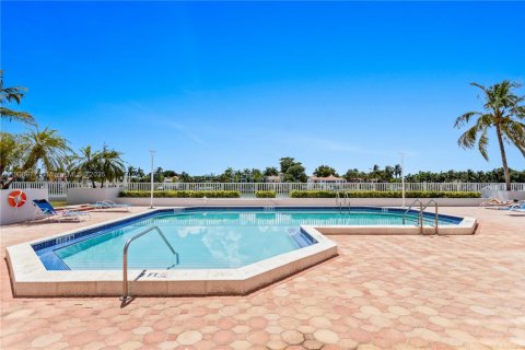 House in Miami Beach, Florida 2 bedrooms, 95.69 sq.m. № 2012866 - photo 19