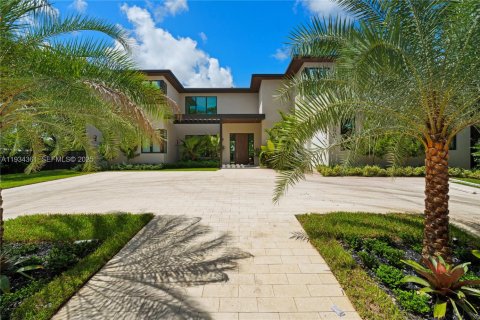 House in Miami, Florida 9 bedrooms № 2035560 - photo 9