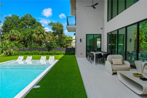 House in Miami, Florida 9 bedrooms № 2035560 - photo 16