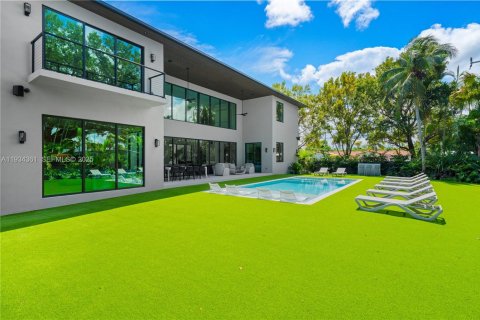 House in Miami, Florida 9 bedrooms № 2035560 - photo 15