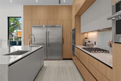 House in Miami, Florida 9 bedrooms № 2035560 - photo 21