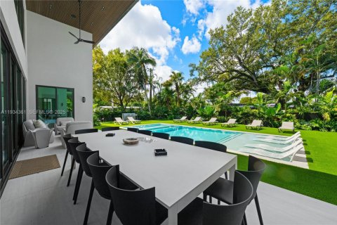 House in Miami, Florida 9 bedrooms № 2035560 - photo 5