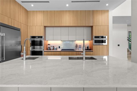 House in Miami, Florida 9 bedrooms № 2035560 - photo 23