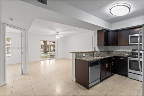 Condo in Coconut Creek, Florida, 2 bedrooms  № 2011107 - photo 2