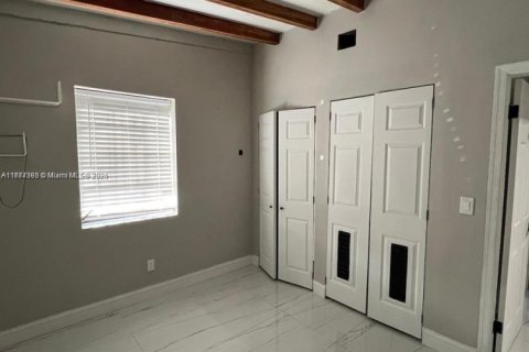 House in Miami, Florida 4 bedrooms, 108.51 sq.m. № 1713567 - photo 15