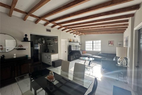 House in Miami, Florida 4 bedrooms, 108.51 sq.m. № 1713567 - photo 6