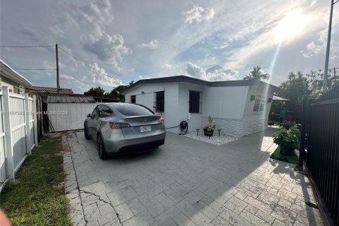House in Miami, Florida 4 bedrooms, 108.51 sq.m. № 1713567 - photo 3