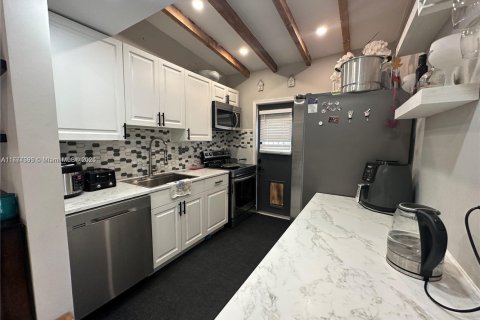 House in Miami, Florida 4 bedrooms, 108.51 sq.m. № 1713567 - photo 7