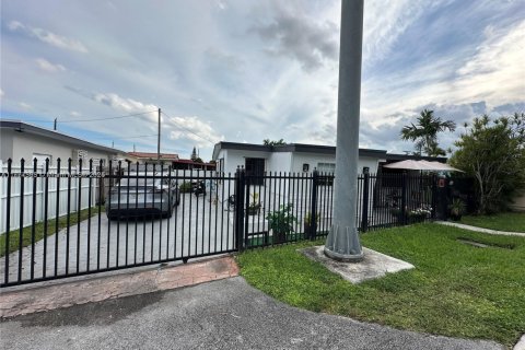 House in Miami, Florida 4 bedrooms, 108.51 sq.m. № 1713567 - photo 22