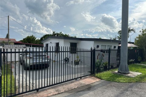 House in Miami, Florida 4 bedrooms, 108.51 sq.m. № 1713567 - photo 2