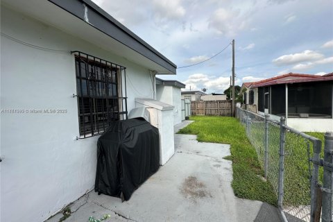 House in Miami, Florida 4 bedrooms, 108.51 sq.m. № 1713567 - photo 20