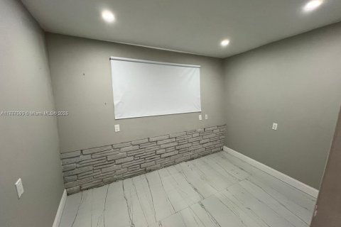 House in Miami, Florida 4 bedrooms, 108.51 sq.m. № 1713567 - photo 11