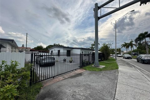 House in Miami, Florida 4 bedrooms, 108.51 sq.m. № 1713567 - photo 21