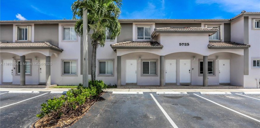 Кондоминиум с 3 спальнями в Дорал, Флорида № 1981746