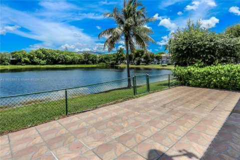 Купить кондоминиум в Дорал, Флорида 3 спальни, 123.56м2, № 1981746 - фото 2