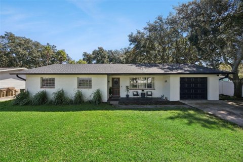 House in Tavares, Florida 3 bedrooms, 116.13 sq.m. № 2361036