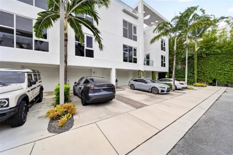 Townhouse in Miami, Florida 2 bedrooms, 166.48 sq.m. № 2086384 - photo 13