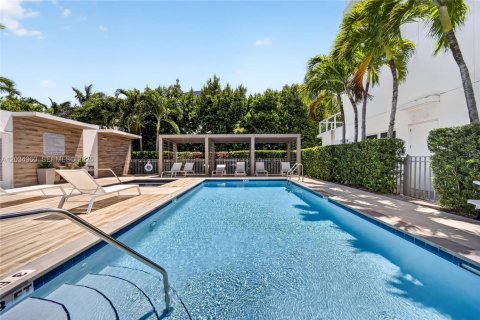 Townhouse in Miami, Florida 2 bedrooms, 166.48 sq.m. № 2086384 - photo 17