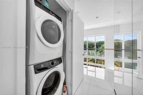 Townhouse in Miami, Florida 2 bedrooms, 166.48 sq.m. № 2086384 - photo 27