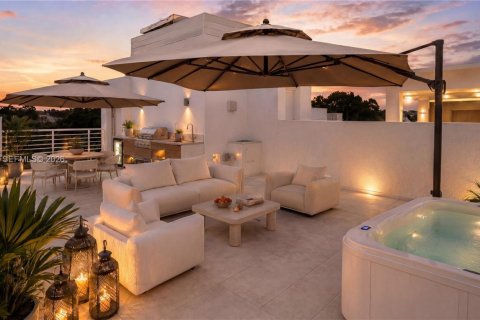 Townhouse in Miami, Florida 2 bedrooms, 166.48 sq.m. № 2086384