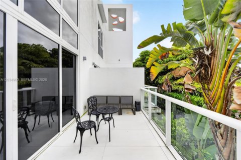 Townhouse in Miami, Florida 2 bedrooms, 166.48 sq.m. № 2086384 - photo 14