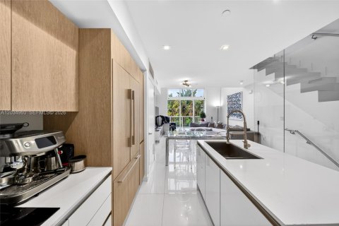 Townhouse in Miami, Florida 2 bedrooms, 166.48 sq.m. № 2086384 - photo 3