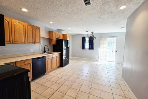 House in Stuart, Florida 3 bedrooms, 99.68 sq.m. № 1632801 - photo 4