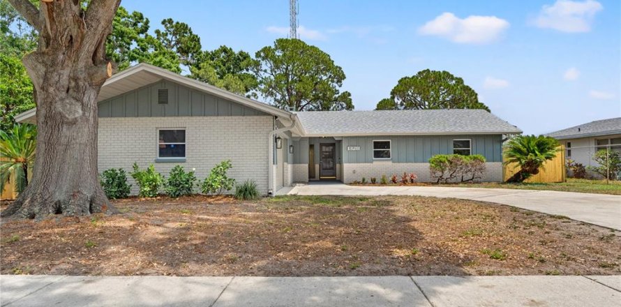 House in Largo, Florida 4 bedrooms, 161.84 sq.m. № 1681686