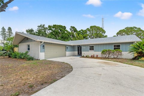 House in Largo, Florida 4 bedrooms, 161.84 sq.m. № 1681686 - photo 2