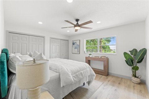 House in Largo, Florida 4 bedrooms, 161.84 sq.m. № 1681686 - photo 29