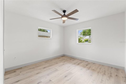 House in Largo, Florida 4 bedrooms, 161.84 sq.m. № 1681686 - photo 24