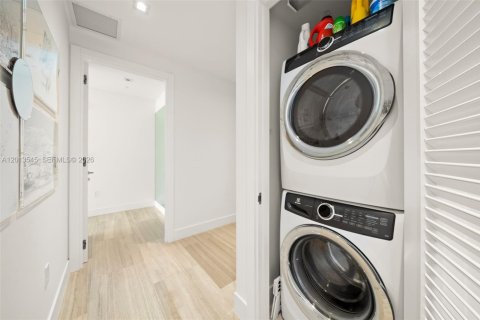 Condo in Miami, Florida, 2 bedrooms  № 2076332 - photo 27