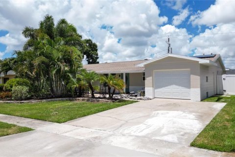 House in Saint Petersburg, Florida 3 bedrooms, 138.05 sq.m. № 2298348